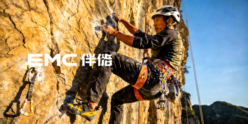 攀岩运动员在岩壁上使用EMC易倍专业攀岩装备挑战极限的场景