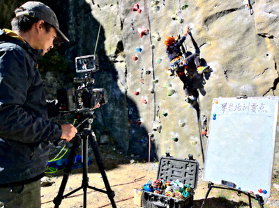 极限运动教练进行户外攀岩培训内容制作现场照片