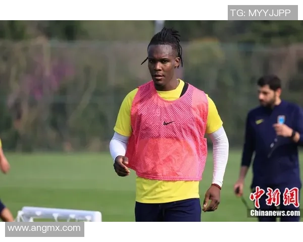 洪都拉斯足球明星德隆：从草根到国际赛场的传奇之路