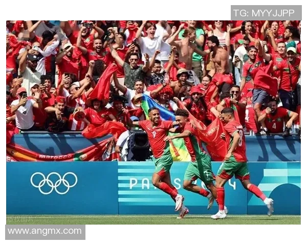 足球挑球高手展现独特技艺 带你走进球场上的惊艳瞬间